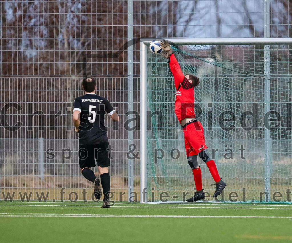 2024-02-17_016_FC_Herzogstadt_gegen_FC_Moosinning_II | Erding, Deutschland, 17.02.2024:
Fußball, Kreisklasse 2023 / 2024, Testspiel, FC Herzogstadt gegen FC Moosinning II, Endergebnis: 2:2

Christoph Greckl (FC Herzogstadt, #5), Torwart Florian Götz (FC Herzogstadt, #1)

Foto: Christian Riedel / fotografie-riedel.net