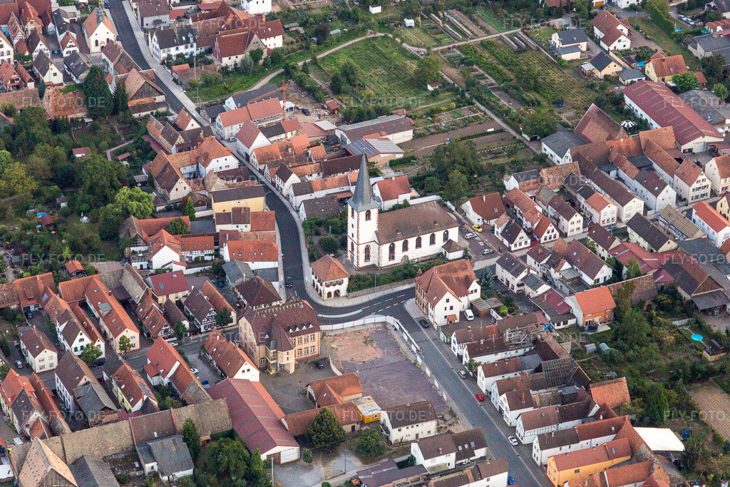 Luftbild: der katholischen Kirche in Ottersheim bei Landau im Bundesland Rheinland-Pfalz in Deutschland. Foto: IMG_094627.jpg vom 02.09.2016 durch Werner Riehm/FLY-FOTO.de