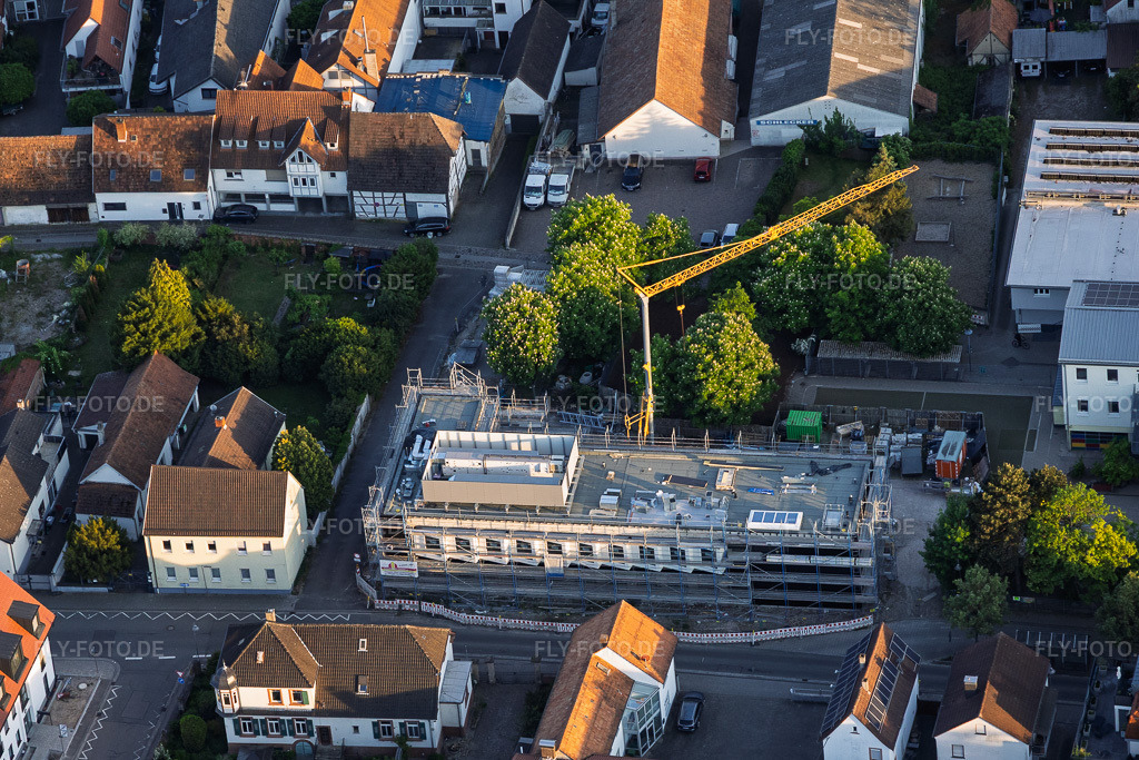 Luftbild: Baustelle des Neubau der VERBANDSGEMEINDE KANDEL für Mensagebäude der Ludwig-Riedinger-Grundschule. zwo/elf Architekten PartmbB Erdbauarbeiten: Gaudier Erd-u. Rückbau GmbH Fensterarbeiten: Trumpf Metallbau GmbH FREIANLAGEN: Bauer.Landschaftsarchitekten HAUSTECHNIK: Bender+Urich GmbH & Co.KG TRAGWERK: Ingenieurbüro Sikora Fassadenarbeiten: AS-Fassaden GmbH Rohbauarbeiten:Wünschel BAU GmbH Elektroarbeiten: Wieland & Schultz GmbH RLP-Ministerium für Bildung, Wissenschaft, Weiterbildung und Kultur in Kandel im Bundesland Rheinland-Pfalz in Deutschland. – Foto: IMG_156448.jpg vom 09.05.2026 durch Werner Riehm/FLY-FOTO.de – Auflösung des Originals: 5391 x 3594 px – Grundschule Kandel | Ludwig-Riedinger-Grundschule in Kandel – zwo/elf – Erweiterung Ludwig-Riedinger Grundschule – WWW.GAUDIER.DE – Trumpf Metallbau | Konstruktionen aus Metall und Glas von Qualität – WWW.BAUER-LANDSCHAFTSARCHITEKTEN.DE – Ingenieurbüro Sikora - Ingenieurbüro Sikora – AS Fassaden GmbH - Hinterlüftete Fassade vom Profi – WUENSCHELBAU.DE – WWW.WIELAND-SCHULTZ.COM