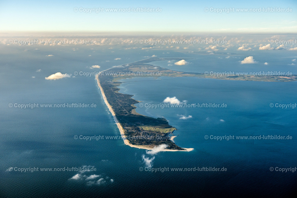 Sylt_ELS_5802060822 | HöRNUM (SYLT) 06.08.2022 Küstenbereich der der Nordsee- Insel Sylt im Ortsteil Hörnum bei Sonnenuntergang auf der Insel Sylt im Bundesland Schleswig-Holstein, Deutschland. Weiterführende Informationen bei: Sylt Marketing GmbH. // Coastal area of a??a??the North Sea island of Sylt in the district Hoernum at sunset on the island of Sylt in the state Schleswig-Holstein, Germany. Further information at: Sylt Marketing GmbH. Foto: Martin Elsen