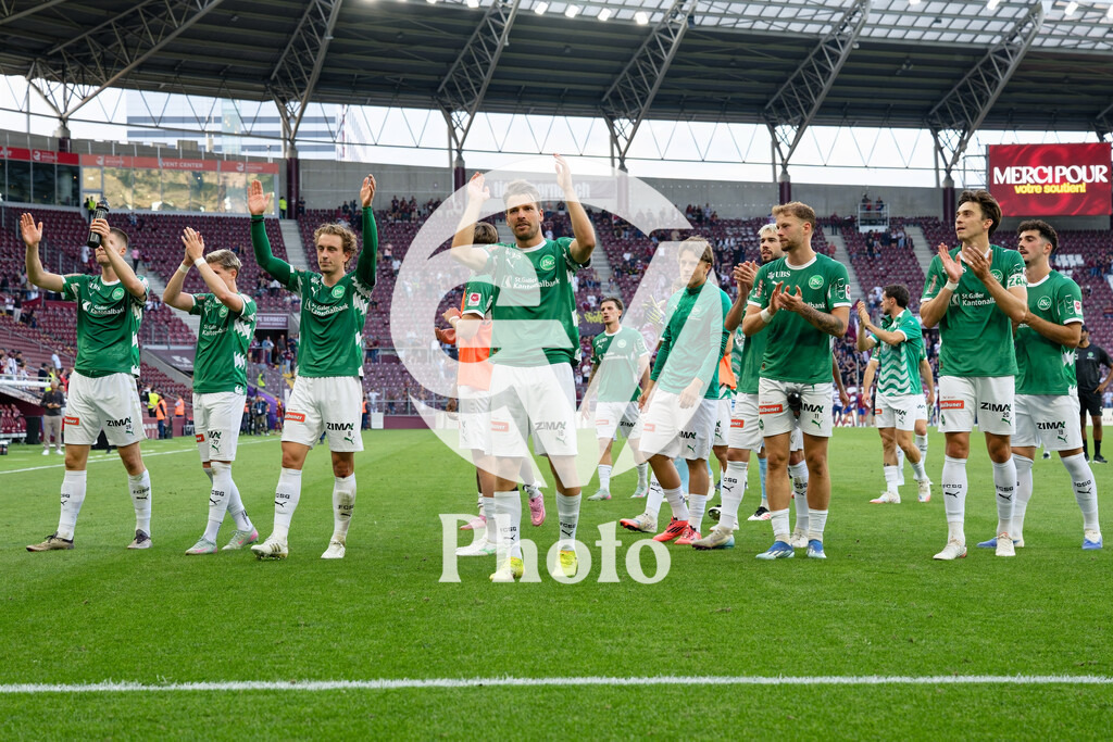 Brack Super League - Servette FC v FC Saint-Gall | FC Saint-Gall celebrate after winning during the Brack Super League match between Servette FC and FC Saint-Gall at Stade de Geneve in Geneva, Switzerland