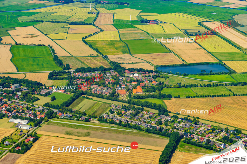 Klassische Luftaufnahme ohne Drohne zeigt:Wybelsum bei Emden - Die Luftbildaufnahme wurde 2025 vom UL-Flugzeug heraus erstellt ( keine Drohnenaufnahme ) - Hochauflösende Luftaufnahme -Nicht vergleichbar mit Google Maps oder Satelittenbilder- Die Geschenkidee !Mit Lizenz und Bildrechte bestellbar