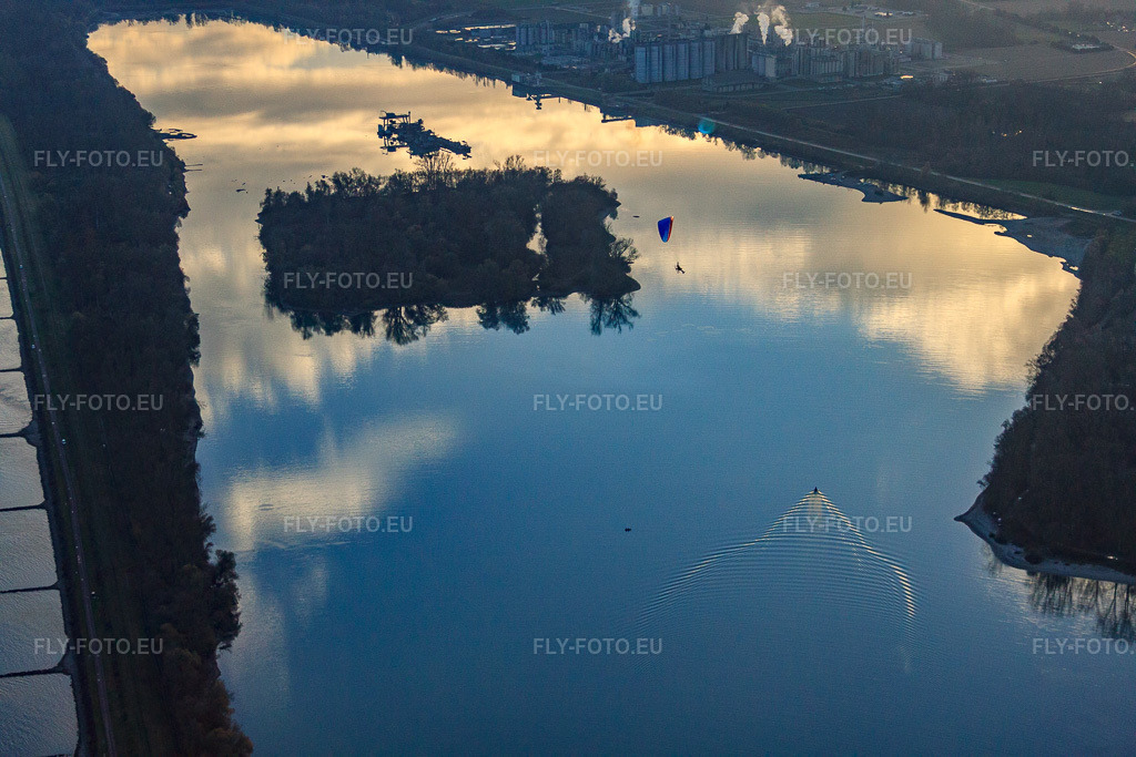 Vue aérienne: Le lac Beinheimer sur le Rhin à Beinheim dans le département Bas Rhin, France.Photo: IMG_22933.jpg prise le 21/11/2009 par Werner Riehm/FLY-FOTO.euRésolution de l'original: 4752 x 3168 px