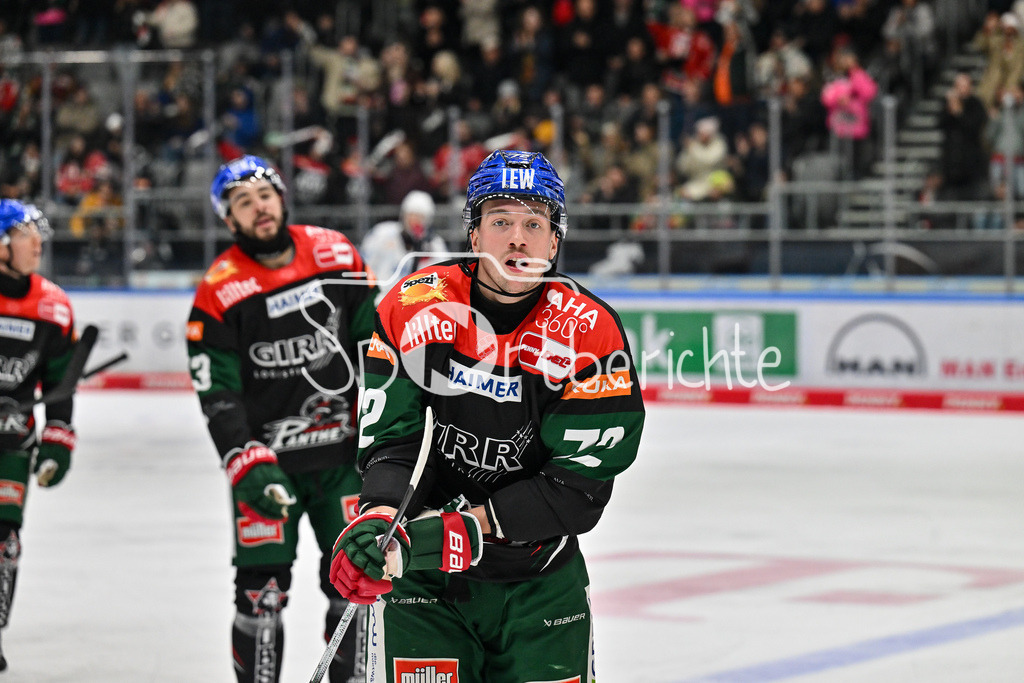 Augsburger Panther - Adler Mannheim | Jubel der Panther nach dem Treffer zum 1-3 durch Riley McCOURT (Augsburger Panther #72) / Freude / Happy / Tor / Torschuetze / DEL: Augsburger Panther - Adler Mannheim, Curt Frenzel Stadion am 26.12.2024