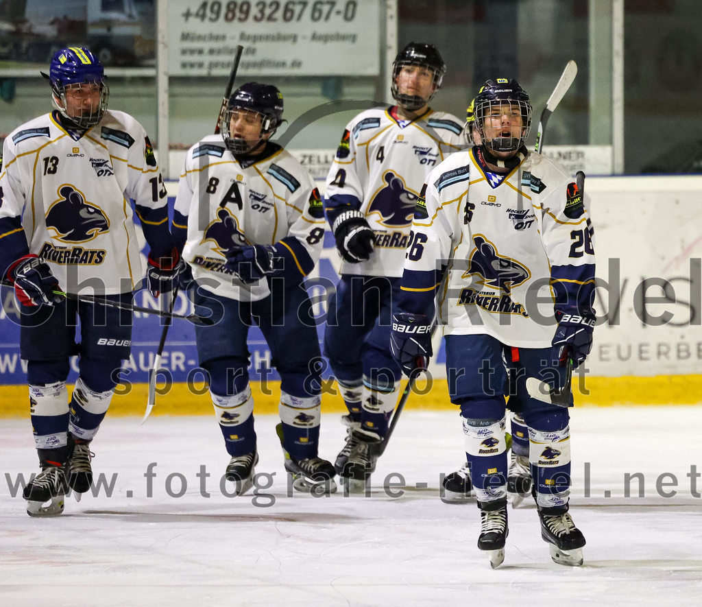 2022-11-26_095_TSV_Erding_gegen_ESC_Geretsried | Erding, Deutschland, 26.11.2022:
Eishockey, Bayernliga U20 2022 / 2023, xx. Spieltag, TSV Erding gegen ESC Geretsried, Endergebnis: 5:3

Lucas Lieb (ESC Geretsried, #13), Paul Schurz (ESC Geretsried, #8), Michael Noll (ESC Geretsried, #4), Fabian Wohlfarter (ESC Geretsried, #26)

Foto: Christian Riedel / fotografie-riedel.net