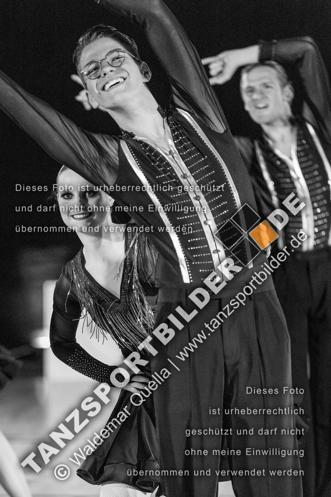 20250503-00410 | Hier finden Sie Tanz Bilder vom Latein und Standard Formationen tanzen. Sportbilder vom Tanzsport. Schöne Fotos und von Weltmeisterschaft, Europameisterschaft, Bundesliga, Regionalliga, Oberliga und Landesliga sowie von GOC Stuttgart, DanceComp, WM Bremen