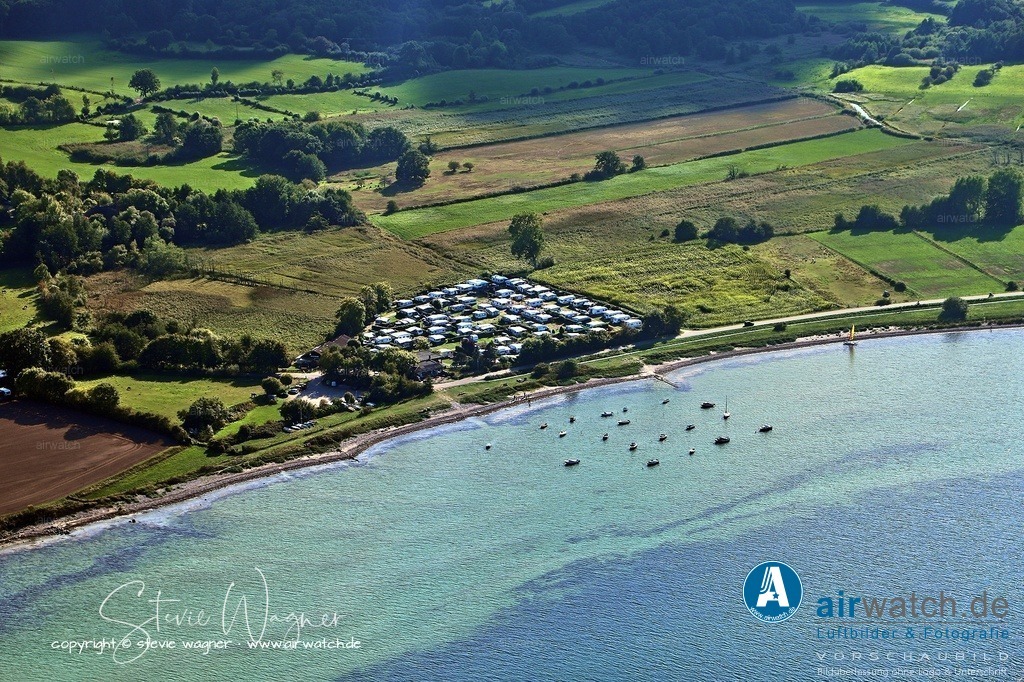 Strand Habernis – Naturstrand an der Ostsee - Luftbild | Der Habernis ist ein naturnaher Sandstrand mit flachem Wasser, besonders geeignet für Kinder. Er zeichnet sich durch eine unverbauten, offenen Charakter aus, mit Blick auf die dänische Küste. Ein Spazierweg führt direkt vom Parkplatz zum Strand, und Holzstege erleichtern den Zugang.