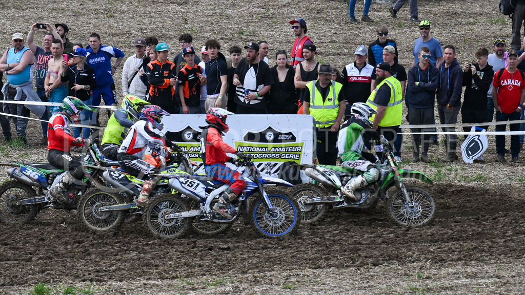 Motocross Schlatt bei Winterthur - 29. April 2023 | #6 Badertscher Leo aus Rudolfigen (CH) auf KTM, #351 Kueng Peter aus Kirchdorf (CH) auf Yamaha, #31 Bodenmann Stefan aus Saland (CH) auf Yamaha und #36 Kunz Fabian aus Muenchwilen (CH) auf Kawasaki in der Kategorie Hobby Open am Motocross Schlatt bei Winterthur, 29. April 2023.
Instagram: @mx_schlatt | @mc_wila | @sam_schweiz
Bild: Sportfotografie Markus Aeschimann | www.markus-aeschimann.ch - Realisiert mit Pictrs.com
