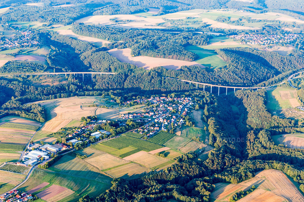 Luftbild: Dorfansicht von Norden vor den Talbrücken der A8 im Ortsteil Hengsberg in Pirmasens im Bundesland Rheinland-Pfalz in Deutschland. Foto: IMG_109734.jpg vom 06.08.2018 durch Werner Riehm/FLY-FOTO.de
