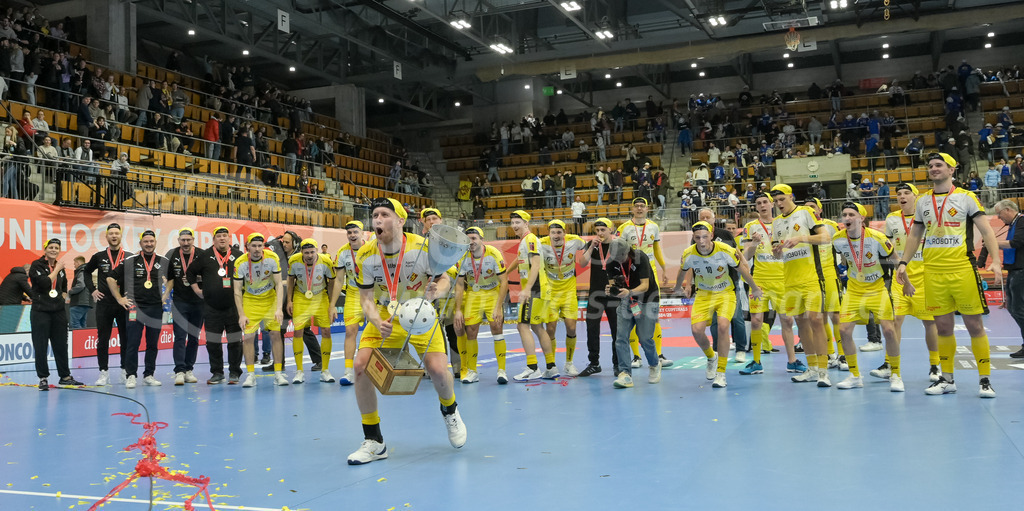 Zug United vs HC Rychenberg - 22. February 2025 | Zug United vs HC RychenbergSporthalle Wankdorf, BernNoah Püntener (#19 HC Rychenberg Winterthur) präsentiert den Pokal.Bild: Sportfotografie Markus Aeschimann | www.markus-aeschimann.ch - Realisiert mit Pictrs.com