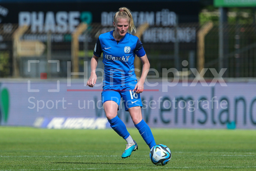 Fussball, 2. Frauen-Bundesliga, SV Meppen - 1. FFC Turbine Potsdam | v.li.: Sarah Schulte (SV Meppen, 16) Freisteller, Einzelbild, Ganzkörper, Aktion, Action, Spielszene, DIE DFB-RICHTLINIEN UNTERSAGEN JEGLICHE NUTZUNG VON FOTOS ALS SEQUENZBILDER UND/ODER VIDEOÄHNLICHE FOTOSTRECKEN. DFB REGULATIONS PROHIBIT ANY USE OF PHOTOGRAPHS AS IMAGE SEQUENCES AND/OR QUASI-VIDEO.