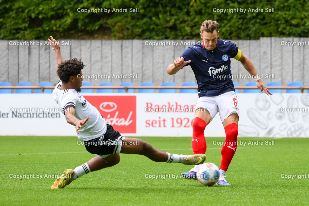 Holstein Kiel II vs 1. FC Phönix Lübeck II | Rene Guder (Holstein #8 erzielt hier das 1-0 vs Louis Grobauer (Phönix #2)  / Fußball-Oberliga Männer 2026/2027 / Holstein Kiel II vs 1. FC Phönix Lübeck II / Citti Fussball Park - Projensdorf / Kiel / 08.08.26 - Realisiert mit Pictrs.com
