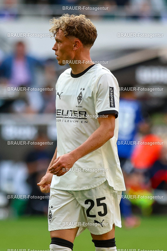 Borussia Mönchengladbach vs Hamburger SV - Bundesliga  | Mönchengladbach, Deutschland, 24.08.25:   Robin Hack (Borussia Mönchengladbach) schaut waehrend des Spiels der Bundesliga zwischen Borussia Mönchengladbach vs Hamburger SV im Stadion im Borussia Park(Foto von Brauer-Fotoagentur / Adrian Schlueter)