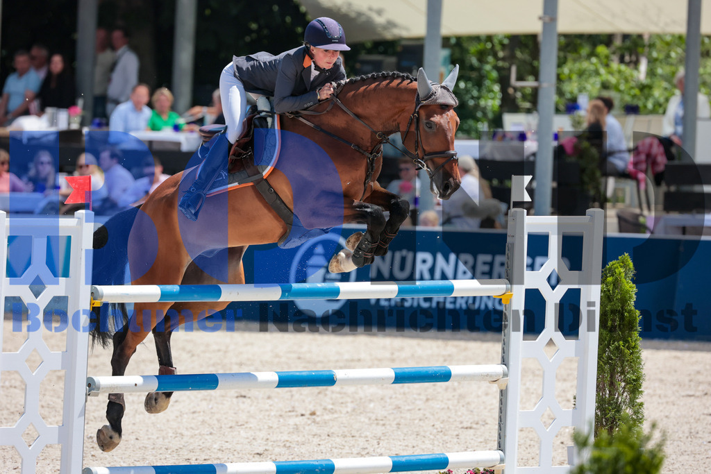 Longines Balve Optimum - Springen Samstag {date} -  | {headline}(Foto: Sebastian Sendlak / BOND) - Realisiert mit Pictrs.com