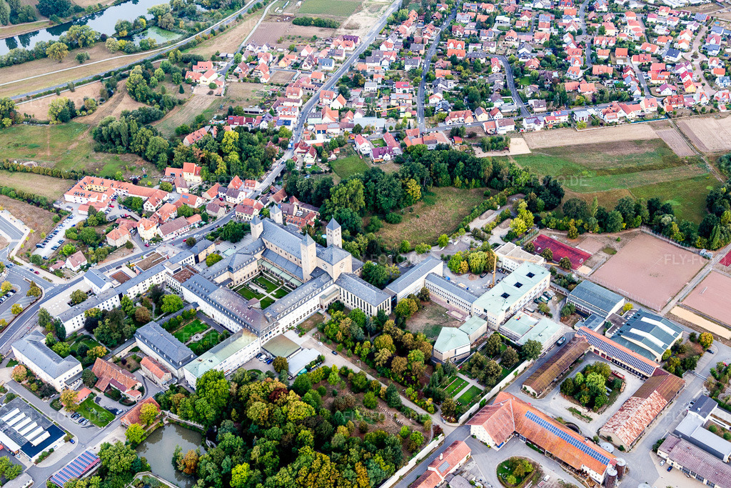 Luftbild: Gebäudekomplex des Klosters Abtei Münsterschwarzach in Münsterschwarzach im Ortsteil Münsterschwarzach in Schwarzach im Bundesland Bayern in Deutschland. Foto: IMG_111237.jpg vom 09.09.2018 durch Werner Riehm/FLY-FOTO.de