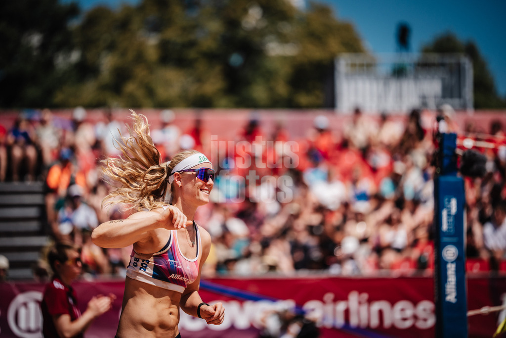 Beachvolleyball | Frauen | Allianz German Beach Tour 2025 | Tourstop München | 13.07.2025 | Anna Behlen läuft in das Stadion ein