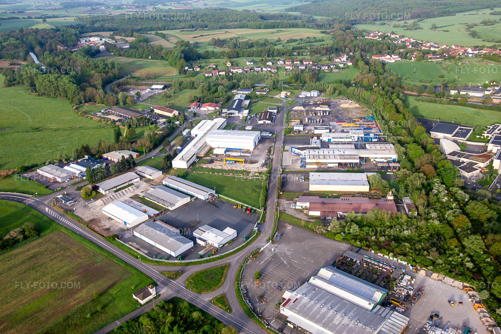 Aerial view: Rue du Donon industrial park in Sarralbe in the state Moselle, France. – Photo: IMG_140564.jpg taken on 05/01/2024 by Werner Riehm/FLY-FOTO.com – Resolution of the original: 5406 x 3604 px