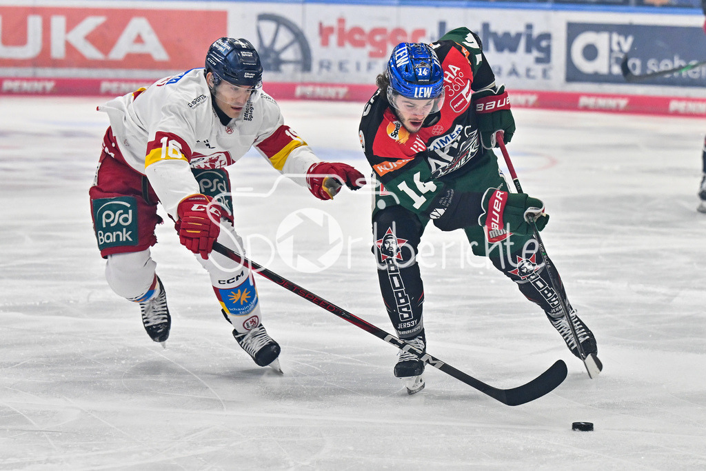 Augsburger Panther - Düsseldorfer EG | im Duell  Kyle CUMISKEY (Duesseldorfer EG 16) und D. J. BUSDEKER (Augsburger Panther #14) / Zweikampf / DEL: Augsburger Panther - Duesseldorfer EG, Curt Frenzel Stadion am 04.03.2025