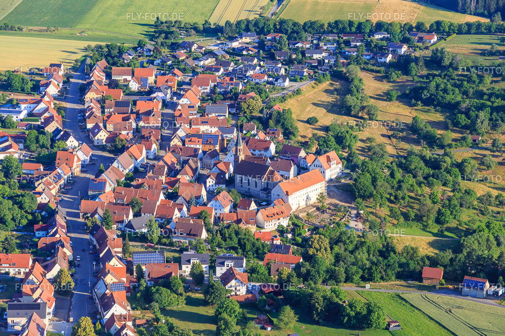 Historischer Ortskern von Süden mit Kirche St. Markus, Kloster  und Grundschule | Luftbild: Historischer Ortskern von Süden mit Kirche St. Markus, Kloster  und Grundschule im Ortsteil Binsdorf in Geislingen im Bundesland Baden-Württemberg in Deutschland. Foto: IMG_148898.jpg vom 28.06.2025 durch Werner Riehm/FLY-FOTO.de - Realisiert mit Pictrs.com