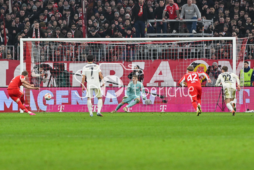 FC Bayern München - 1. FSV Mainz 05 | MUNICH, GERMANY - 14. DECEMBER: Harry KANE (FC Bayern Munich 9) tirfft in dieser Szene per Foulelfmeter zum 2-2 / Tor / Torschuetze / Freude / Happy während dem Bundesligamatch zwischen dem FC Bayern München und dem 1. FSV Mainz 05 am 14. Spieltag in der Allianz Arena / DFL REGULATIONS PROHIBIT ANY USE OF PHOTOGRAPHS AS IMAGE SEQUENCES AND/OR QUASI-VIDEO