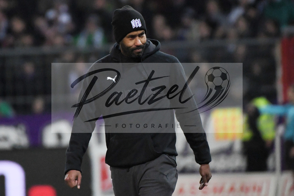 20200129_OSNSVS_0051JPG | Fußball, Herren: Trainer Daniel Thioune (VfL Osnabrück) schaut beim Spiel der 2. Bundesliga zwischen VfL Osnabrück vs. SV Sandhausen am 29.01.2020 im Stadion an der Bremer Brücke in Osnabrück, Deutschland.(Foto von Nico Paetzel) - Realisiert mit Pictrs.com