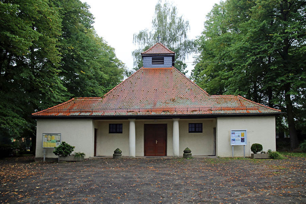 Foto: Leipzig - Friedhof Thekla | Das Team hinter BILDLEXIKON LEIPZIG bündelt historische wie aktuelle Informationen über die Stadt Leipzig in Text und Bild auf einer Plattform und stellt diese der interessierten Öffentlichkeit zur Verfügung.