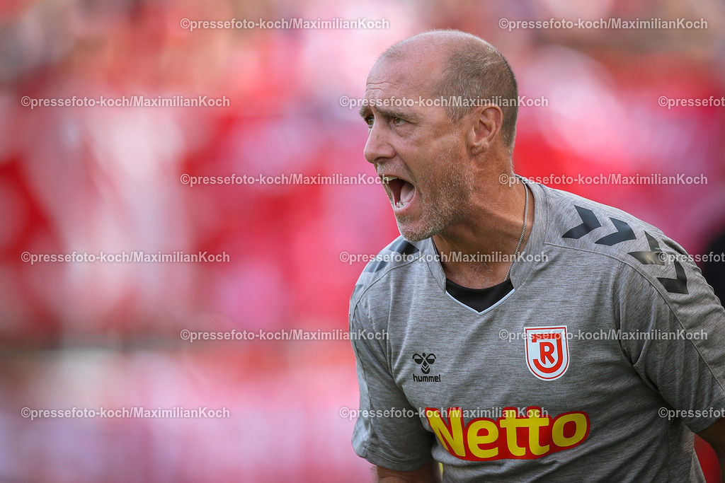 RWE3Liga16092301060 | 16.09.2023, Essen, Fußball, bwin 3. Liga Herren, Stadion an der Hafenstraße, 6. Spieltag Saison 2023 2024, Rot-Weiss Essen – SSV Jahn Regensburg: Trainer Joe Enochs (Jahn Regensburg) verärgert gestikulierend am Spielfeldrand. DFB regulations prohibit any use of photographs as image sequences and or quasi-video.