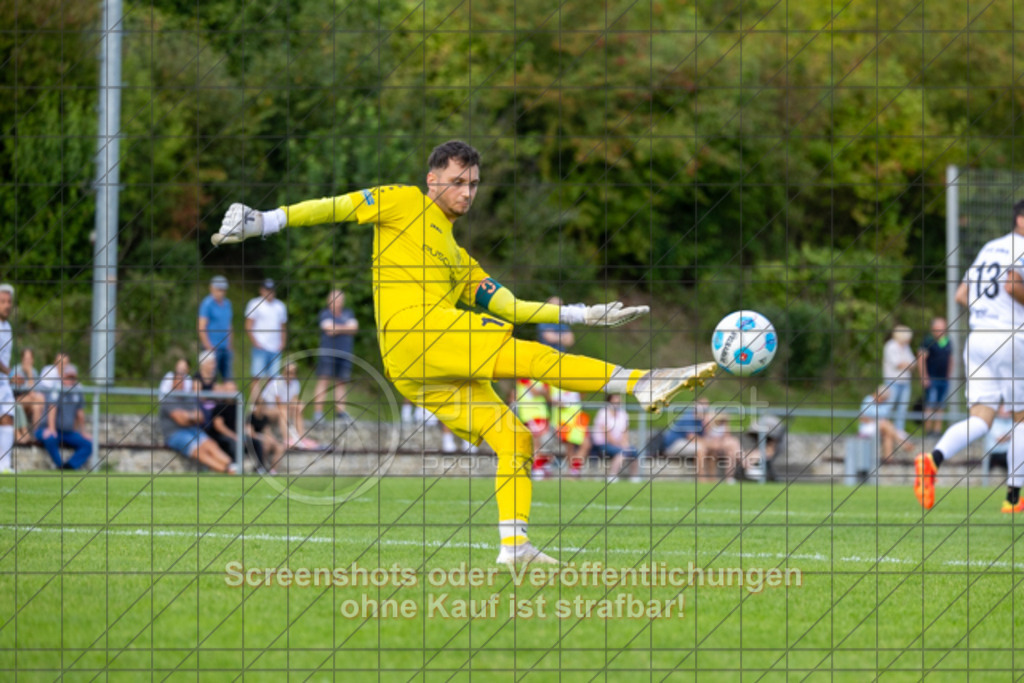 20250831_151428_0336 | #,TSG Salach (weiß) vs. SV Ebersbach (rot), Fußball, Bezirksliga - Bezirk Neckar/Fils, 02. Spieltag, Saison 2025/2026, Rasensportplatz, Staufenecker Straße, 73084 Salach, 31.08.2025 - 15:00 Uhr,Foto: PhotoPeet-Sportfotografie/Peter Harich