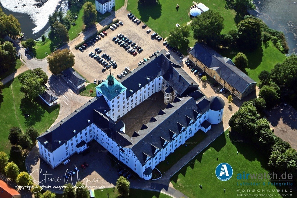 Luftbilder Ostseefjord Schlei, Schloss Gottorf, Anflug Norden  | Schloss Gottorf in Schleswig: Schloss Gottorf überstand den Zweiten Weltkrieg ohne kriegsbedingte Zerstörungen, obwohl es in der Zeit der Weltkriege erhebliche Schäden erlitt, insbesondere durch einen Brand im Jahr 1917, der den Süd- und Westflügel schwer beschädigte.