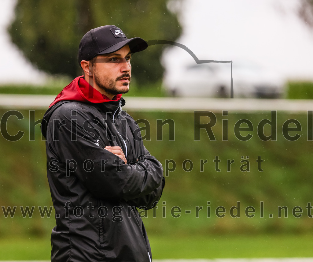 2023-08-27_016_TSV_Steinhoering_gegen_FC_Ebersberg | Steinhöring, Deutschland, 27.08.2023:
Fußball, Kreisklasse 2023 / 2024, 2. Spieltag, TSV Steinhöring gegen FC Ebersberg, Endergebnis: 2:0

Trainer Florian Szabo (FC Ebersberg)

Foto: Christian Riedel / fotografie-riedel.net