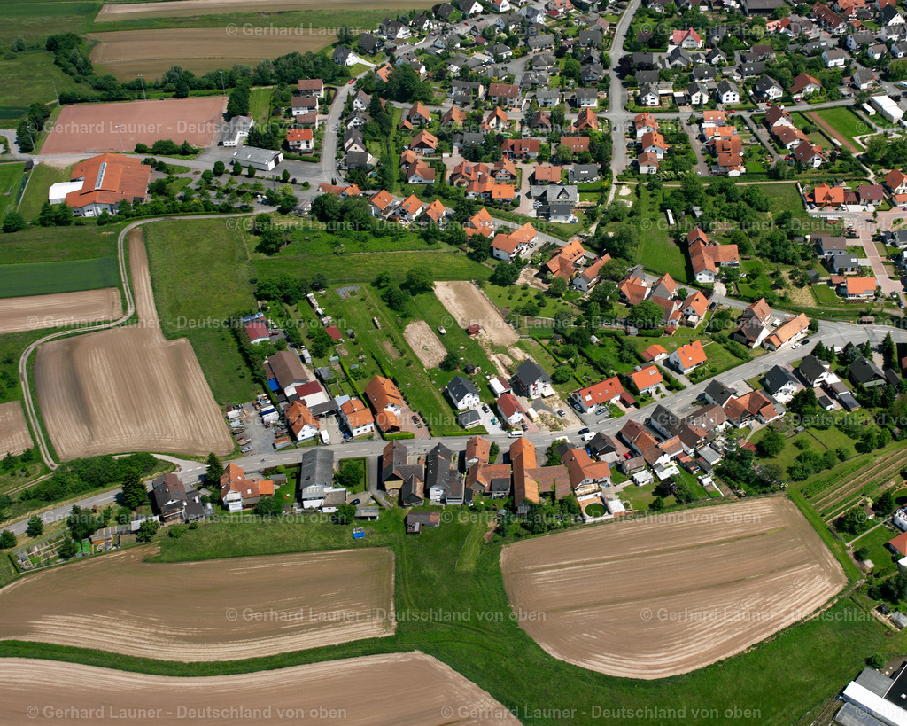 2626416 | Sand, WILLSTäTT 09.06.2006 Landwirtschaftliche Nutzflächen und Feldgrenzen  umsäumen das Siedlungsgebiet des Dorfes in Willstätt im Bundesland Baden-Württemberg, Deutschland // Agricultural land and field boundaries surround the settlement area of the village  in Willstätt in the state Baden-Wuerttemberg, Germany Foto: Gerhard Launer