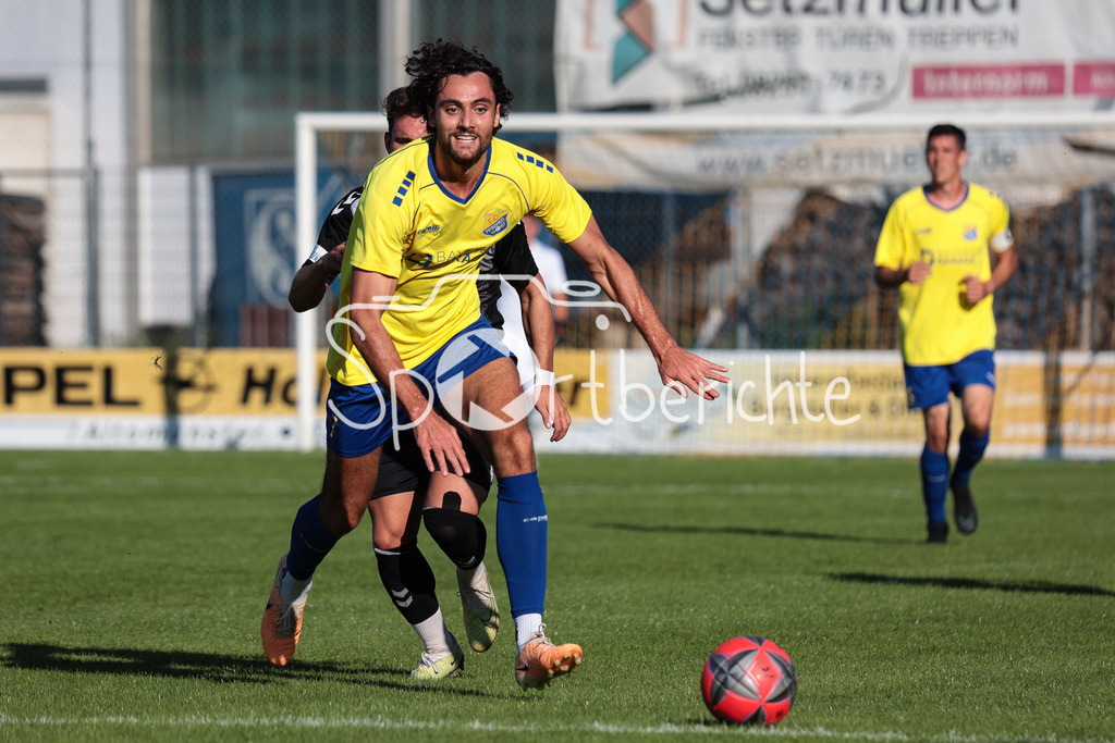 FC Pipinsried - SV Wacker Burghausen | Kevin GUTIA (FCP #7) im Duell mit Dennis SCHMUTZ (SVW #7)