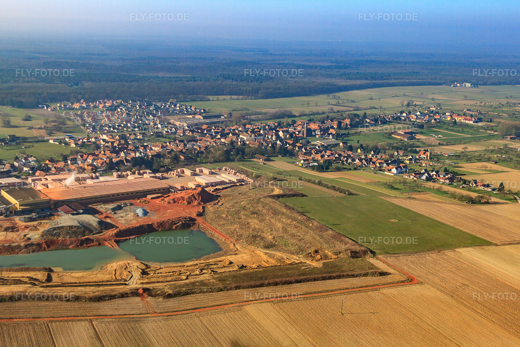 Luftbild: Briqueterie Wienerberger Betschdorf nördlich der Ortschaft in Betschdorf im Bundesland Bas-Rhin in Frankreich. – Foto: IMG_62729.jpg vom 09.03.2014 durch Werner Riehm/FLY-FOTO.de – Auflösung des Originals: 4752 x 3168 px – wienerberger, leader mondial de la terre cuite : mur, toiture, façade
