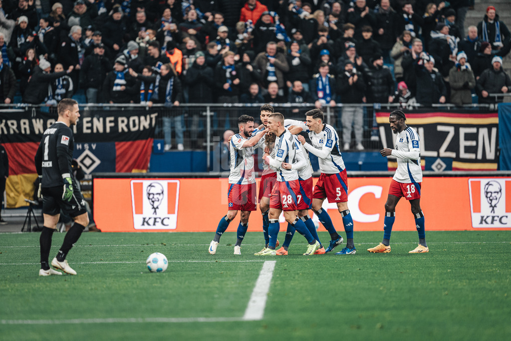 Fußball | Männer | Saison 2024/2025 | 2. Fußball-Bundesliga | 15. Spieltag | Hamburger SV vs. SV Darmstadt 98 | 08.12.2024 | Adam Karabec (#17, HSV) schießt sein erstes Tor für den HSV und jubelt mit dem Team