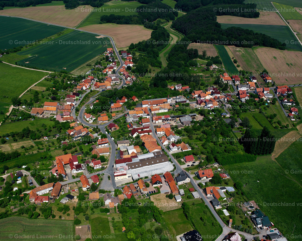 2634111 | THALWENDEN 09.06.2006 Landwirtschaftliche Nutzflächen und Feldgrenzen  umsäumen das Siedlungsgebiet des Dorfes in Thalwenden im Bundesland Thüringen, Deutschland // Agricultural land and field boundaries surround the settlement area of the village  in Thalwenden in the state Thuringia, Germany Foto: Gerhard Launer