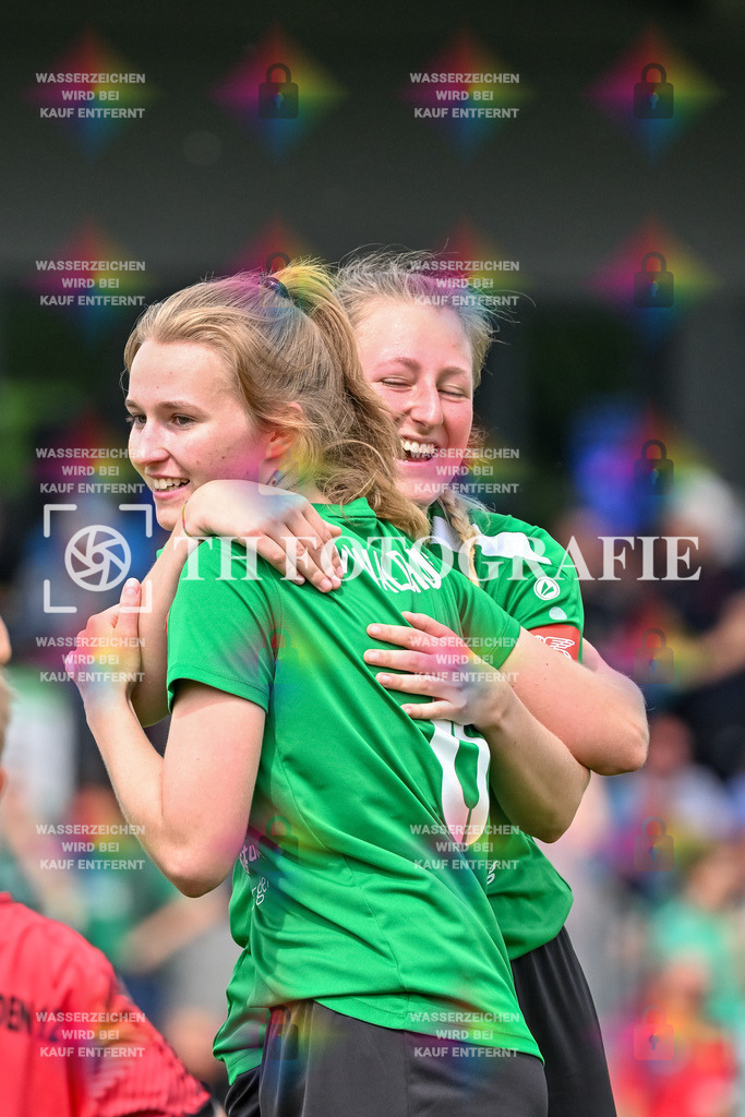 GER, FC Hauingen - SV Waldhaus, Frauen-Fussball, Rothaus Bezirkpokal, Finale, Saison 2024/2025, 29.05.2025 | Jubel nach dem Sieg im ElfmeterschiessenGER, FC Hauingen - SV Waldhaus, Frauen-Fussball, Rothaus Bezirkpokal, Finale, Saison 2024/2025, 29.05.2025Foto: TH Fotografie/Thomas Hess