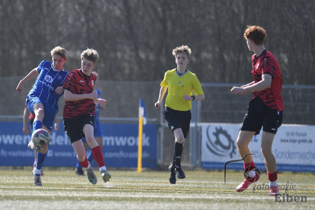 FC Rastede-JFV Leer | Bezirksliga B-Jugend; FC Rastede (blau)-JFV Leer (rot) am 08.03.2025; in Rastede (Sportanlage Köttersweg), Photo: Philip Eiben 2025 - Realisiert mit Pictrs.com