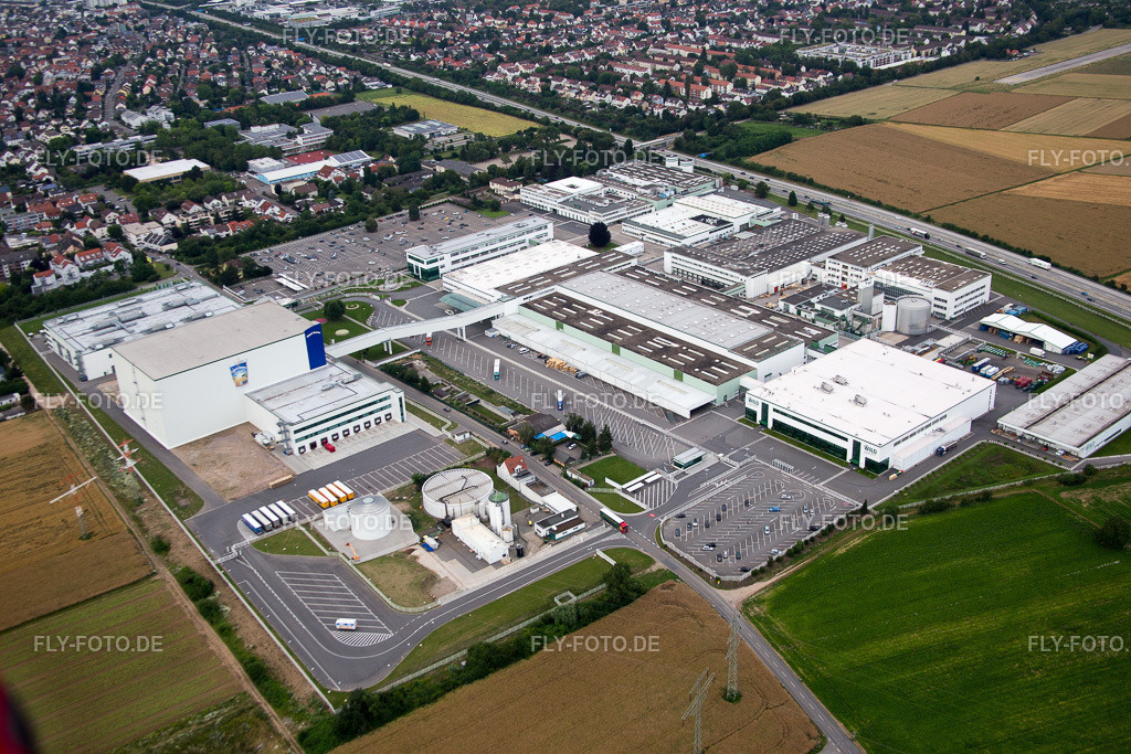 Gebäude und Produktionshallen auf dem Werksgelände  Rudolf Wild GmbH & Co. KG (Capri-Sonne) | Luftbild: Gebäude und Produktionshallen auf dem Werksgelände  Rudolf Wild GmbH & Co. KG (Capri-Sonne) in Eppelheim im Bundesland Baden-Württemberg in Deutschland. Foto: IMG_090899.jpg vom 04.07.2016 durch Werner Riehm/FLY-FOTO.de - Realisiert mit Pictrs.com