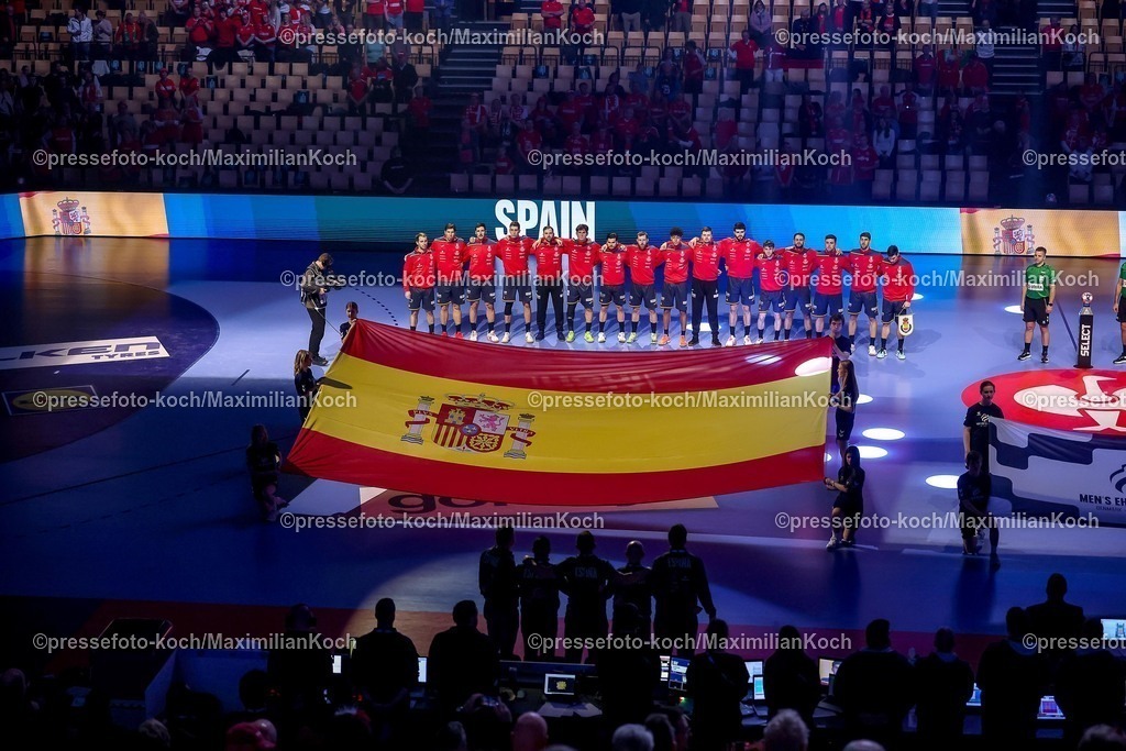 EHF22012602004 | 22.01.2026, Handball, Men's EHF EURO 2026, Spanien - Norwegen, Jyske Bank Boxen in Herning, Dänemark, Main Round: Das Spanische Team steht bei der Nationalhymne Arm in Arm zusammen.  