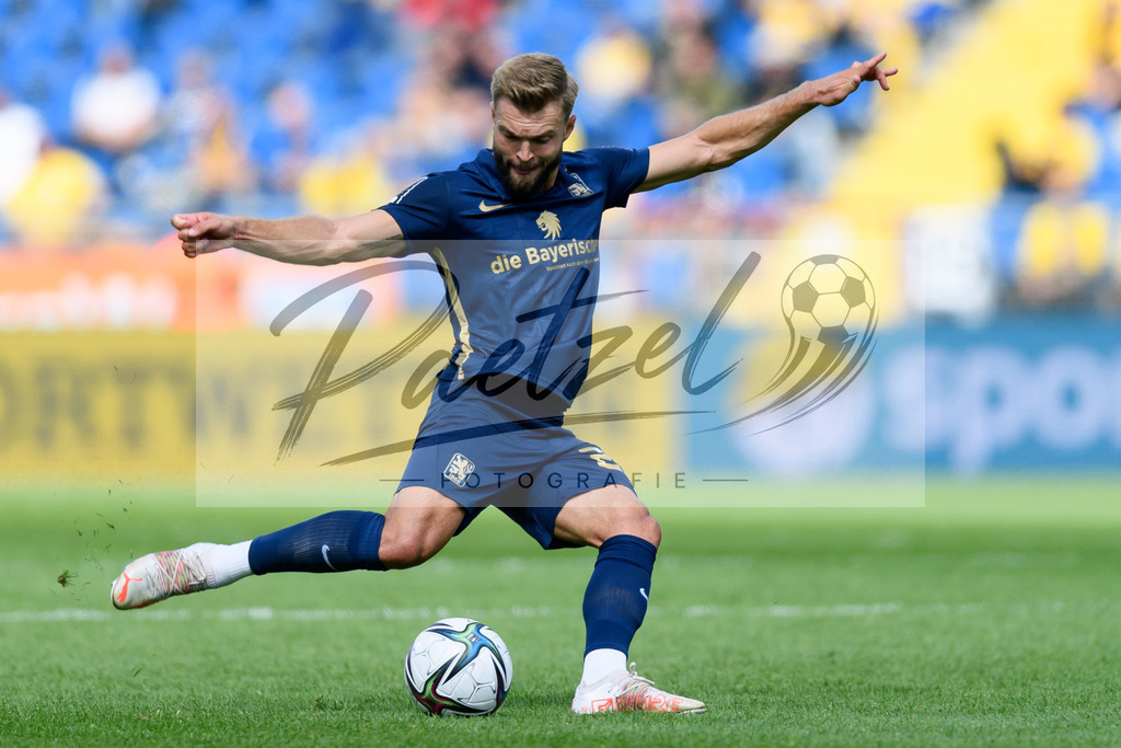 EBSTSV20210828_125 | Fussball, Herren: Yannick Deichmann (TSV 1860 Muenchen) in Aktion, am Ball, Einzelaktion beim Spiel der 3. Liga zwischen Eintracht Braunschweig und TSV 1860 Muenchen im Eintracht-Stadion am 28.08.2021 in Braunschweig, Deutschland.DFB / DFL REGULATIONS PROHIBIT ANY USE OF PHOTOGRAPHS AS IMAGE SEQUENCES AND/OR QUASI-VIDEO. - Realisiert mit Pictrs.com