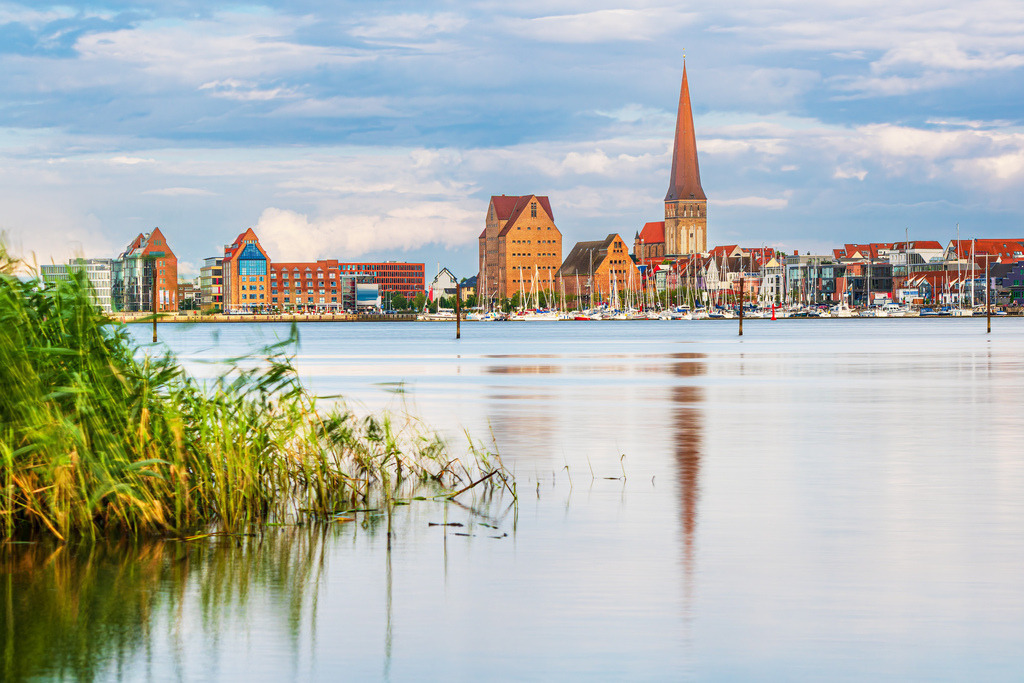 Blick über die Warnow auf die Hansestadt Rostock | Blick über die Warnow auf die Hansestadt Rostock.                       