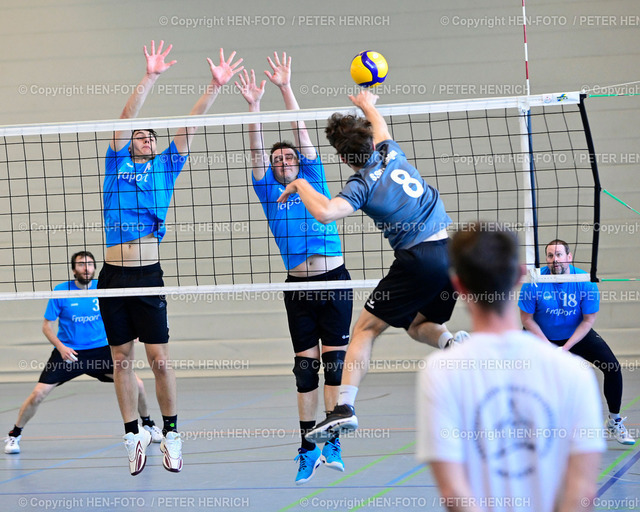 20230318-7612-voba-lali-weit-lang-HENFOTO | 18.03.2023 Volleyball Herren Landesliga Süd Saison 2022 2023 SG Weiterstadt - SSG Langen II v. li. Nick Janovsky (4 Weiterstadt) Sascha Höllstern (11 Weiterstadt) Carl Vincent Emanuel von Glenck (8 Langen) (Foto: Peter Henrich) - Realisiert mit Pictrs.com