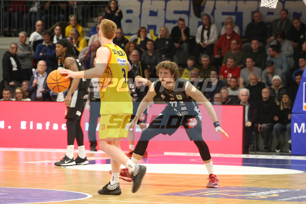 Phoenix Hagen - Nürnberg Falcobns | Siler Schneidr am Ball und Matthew Meredith - © Sportfoto-Sale (MK) - Realisiert mit Pictrs.com