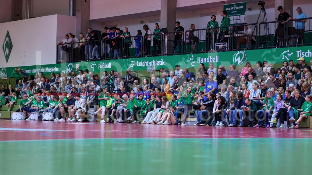 Handball, 2. Bundesliga Frauen, SV Werder Bremen - HC Rödertal | Die gefüllte Zuschauertribüne in der Klaus-Dieter-Fischer-Halle, Zuschauer, Fans, Stimmung