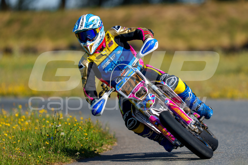SuperMoto_Staatsmeisterschaft_Fuglau-natural-82 | GRIPcapture steht für authentische Sportfotografie in Österreich – für Momente, die mehr sind als Geschwindigkeit oder Ergebnis. Es geht um Emotion, Spannung, Fokus und den Augenblick, der oft nur einen Wimpernschlag dauert.Ob Motorsport, Teamsport oder 