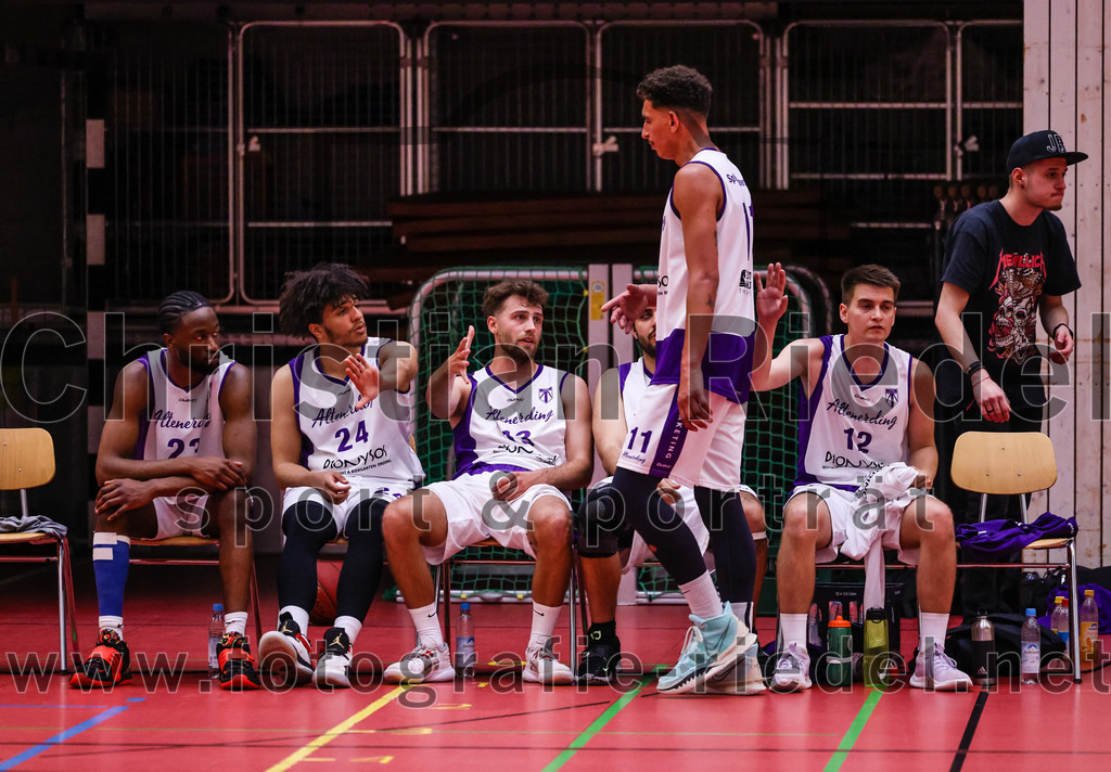 2022-05-29_023_SpVgg_Altenerding_gegen_Muenchen_Basket_2 | Erding, Deutschland, 29.05.2022:
Basketball, Bezirksliga 2021 / 2022, Herren Turnier der 2. der Aufstiegsrunden, SpVgg Altenerding gegen München Basket 2, Endergebnis: 

Jonah Timothy Richardson (SpVgg Altenerding, #13), Luis Winkler (SpVgg Altenerding, #11), Sebastian Weber (SpVgg Altenerding, #12)

Foto: Christian Riedel / fotografie-riedel.net