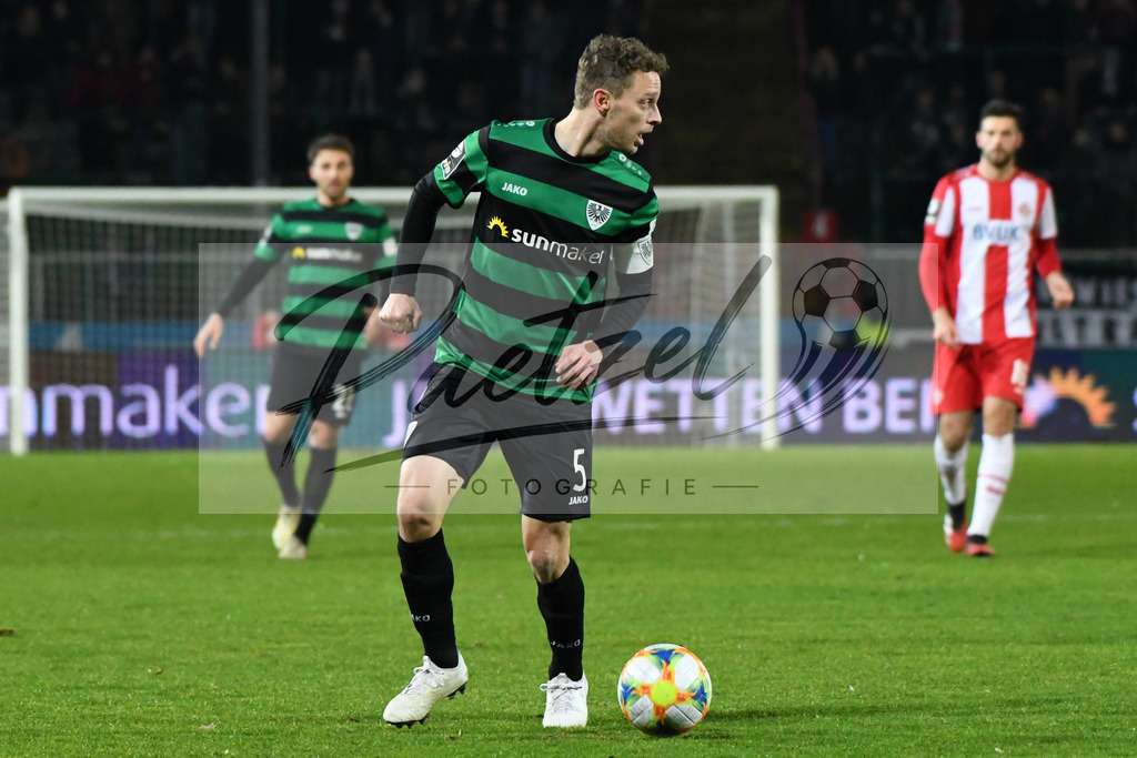 20200214_SCPFWK_0044 | Fussball, Herren: Julian Schauerte (SC Preussen Muenster) in Aktion, am Ball, Einzelaktion waehrend des Spiels der 3. Liga zwischen SC Preussen Muenster und FC Wuerzburger Kickers im Preussenstadion am 14.02.2020 in Muenster, Deutschland.DFB / DFL REGULATIONS PROHIBIT ANY USE OF PHOTOGRAPHS AS IMAGE SEQUENCES AND/OR QUASI-VIDEO. - Realisiert mit Pictrs.com