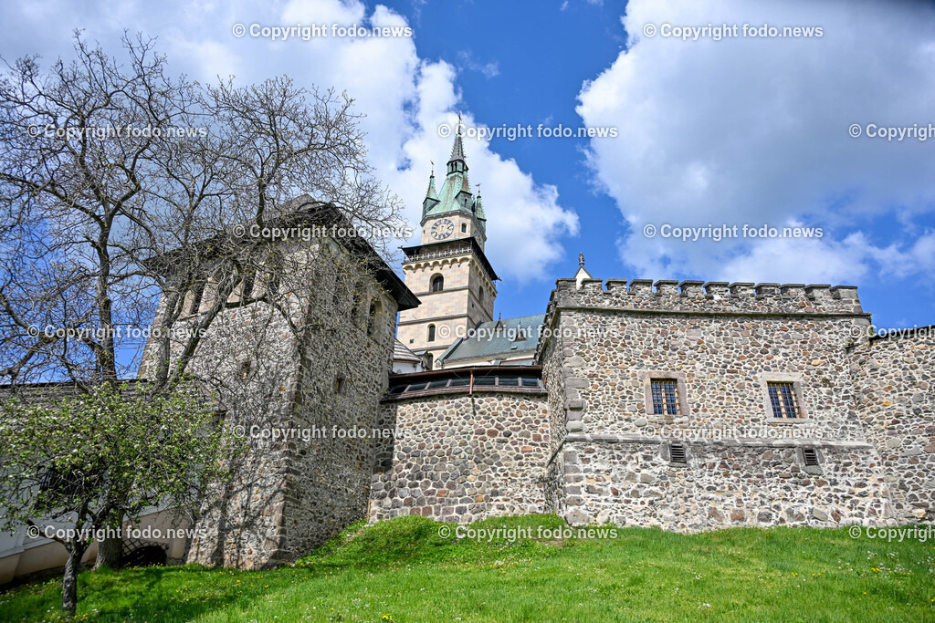 Slowakei_ Banskobystricky kraj_ Kremnica_ 23.04.2025-38 | 23.04.2025, Slowakei, SVK, Banskobystrický kraj, Kremnica, im Bild Kremnica ist eine Stadt und ehemalige Bergstadt in der Mittelslowakei, Stadtansichten, Themenbilder, Sehenswuerdigkeiten, Historische Gebauede, Stadtburg Kremnica mit der Katharinenkirche 