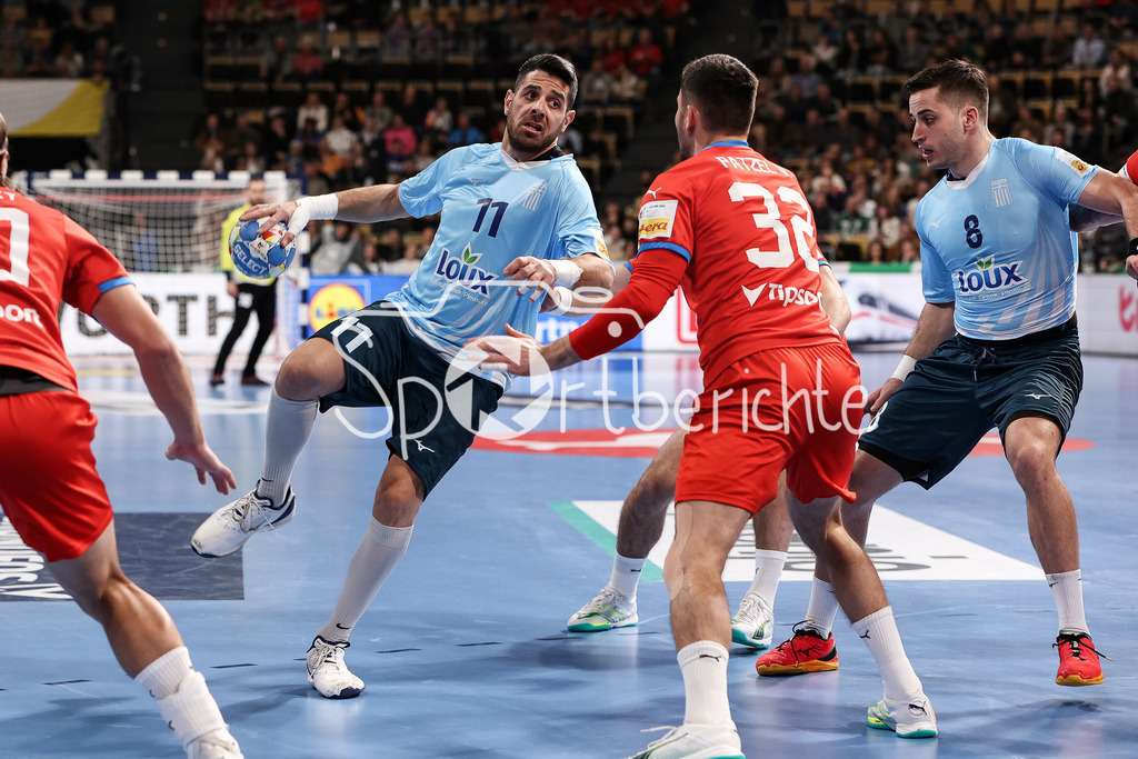 Tschechien - Griechenland | Charalampos MALLIOS (GRE #11) im Duell mit Vojtech PATZEL (CZE #32) / zweikampf
