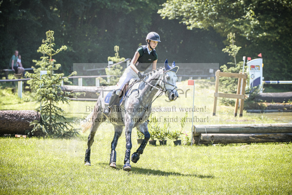 DOS_6005 | Entdecke hochwertige Reitturnierfotos von Foto Oger. Professionell, emotional und authentisch – jetzt Lieblingsmomente im Shop bestellen. - Realisiert mit Pictrs.com